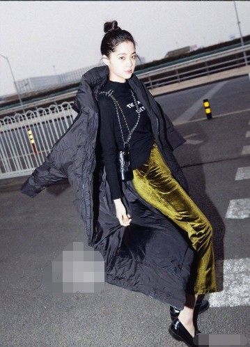 街拍美女穿搭夏季牛仔裤_明星穿搭街拍_明星街拍穿搭造型示范