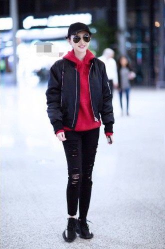 街拍美女穿搭夏季牛仔裤_明星穿搭街拍_明星街拍穿搭造型示范