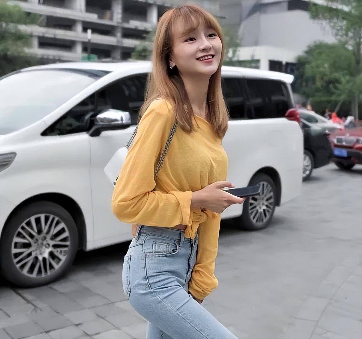 街拍搭配时尚女装_街拍搭配时尚的衣服_时尚搭配街拍