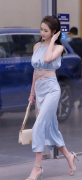 街拍美女身穿牛仔连衣裙搭配白T恤清