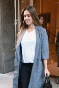 Jessica Alba 格子开衫黑色西裤出街 低调