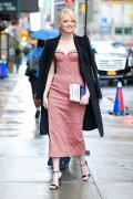 emma stone最新街拍 粉色抹胸裙搭配西装