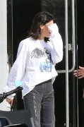 Kendall Jenner白色卫衣黑色毛边七分牛仔