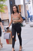 街拍美女的纹身是啥意思有知道的吗
