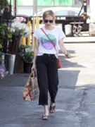 Emma Roberts 白色T恤黑色七分阔腿裤低调出街 舒适