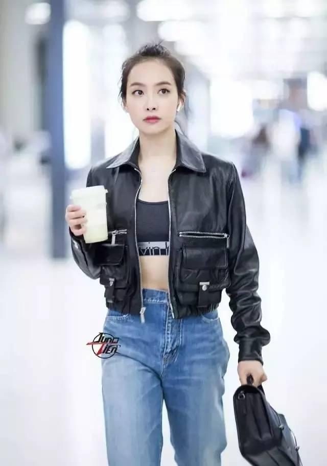 明星穿搭街拍_街拍明星穿百褶裙搭配图片_街拍明星夏季穿搭图片