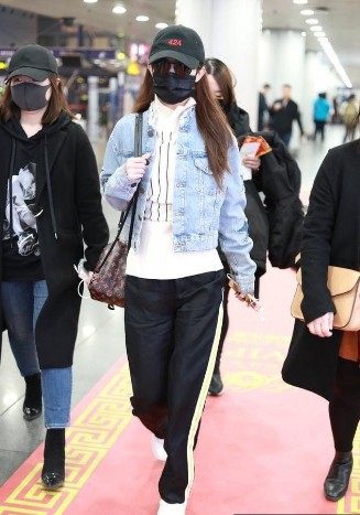 街拍美女穿搭夏季牛仔裤_明星街拍穿搭造型示范_明星穿搭街拍