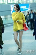 古力娜扎最新街拍 毛衣配短裤大秀