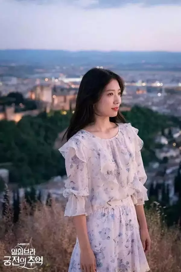 明星穿搭街拍_明星时尚街拍_街拍明星穿百褶裙搭配图片