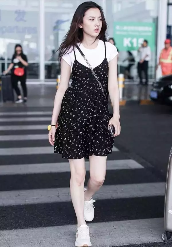 明星穿搭街拍_街拍明星穿百褶裙搭配图片_明星时尚街拍