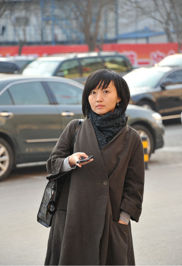 街拍搭配时尚的衣服_时尚搭配街拍_街拍搭配图