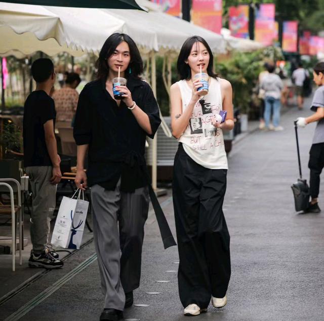 时尚搭配街拍_街拍搭配时尚女装_街拍搭配时尚的衣服