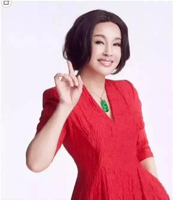 明星时尚街拍_明星穿搭街拍_街拍明星穿百褶裙搭配图片