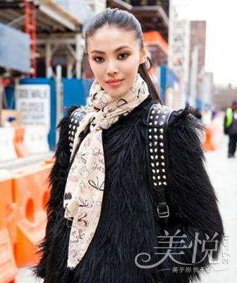 单肩斜跨女包女星街拍_热门单职业_热门单品街拍