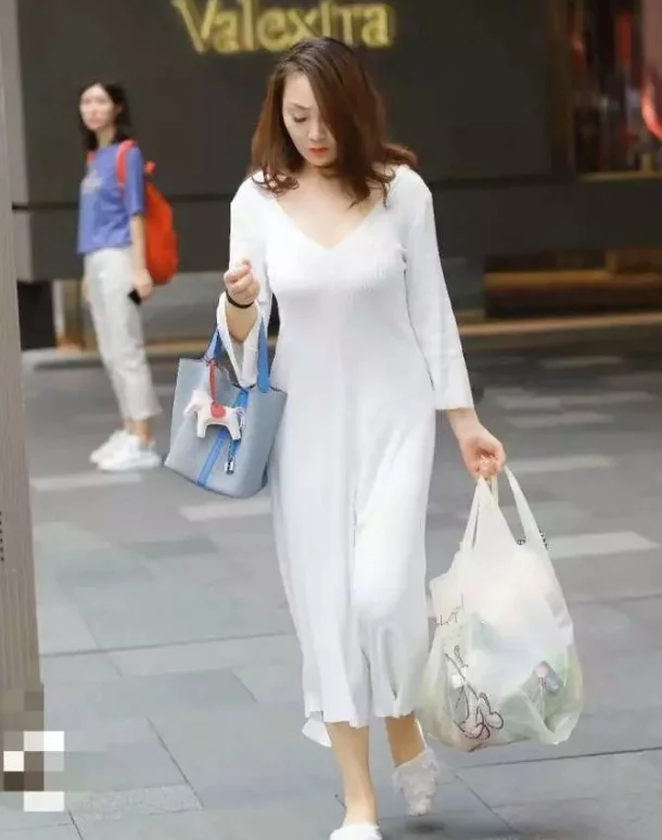 街拍搭配时尚女装_街拍搭配时尚的衣服_时尚搭配街拍