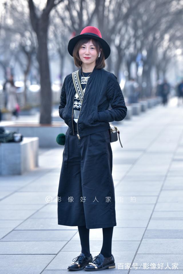 街拍搭配时尚的衣服_街拍时尚穿搭_时尚搭配街拍