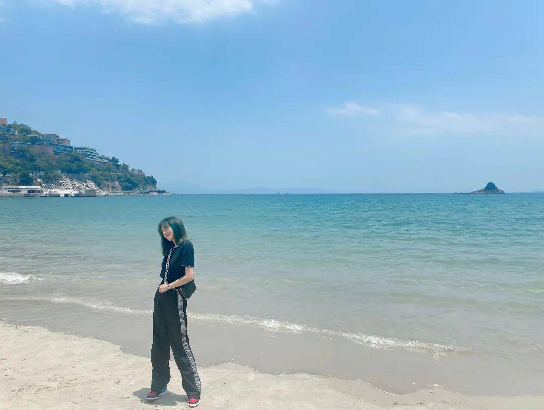 裘皮大衣穿搭街拍图片_街拍美女穿搭夏季牛仔裤_明星穿搭街拍