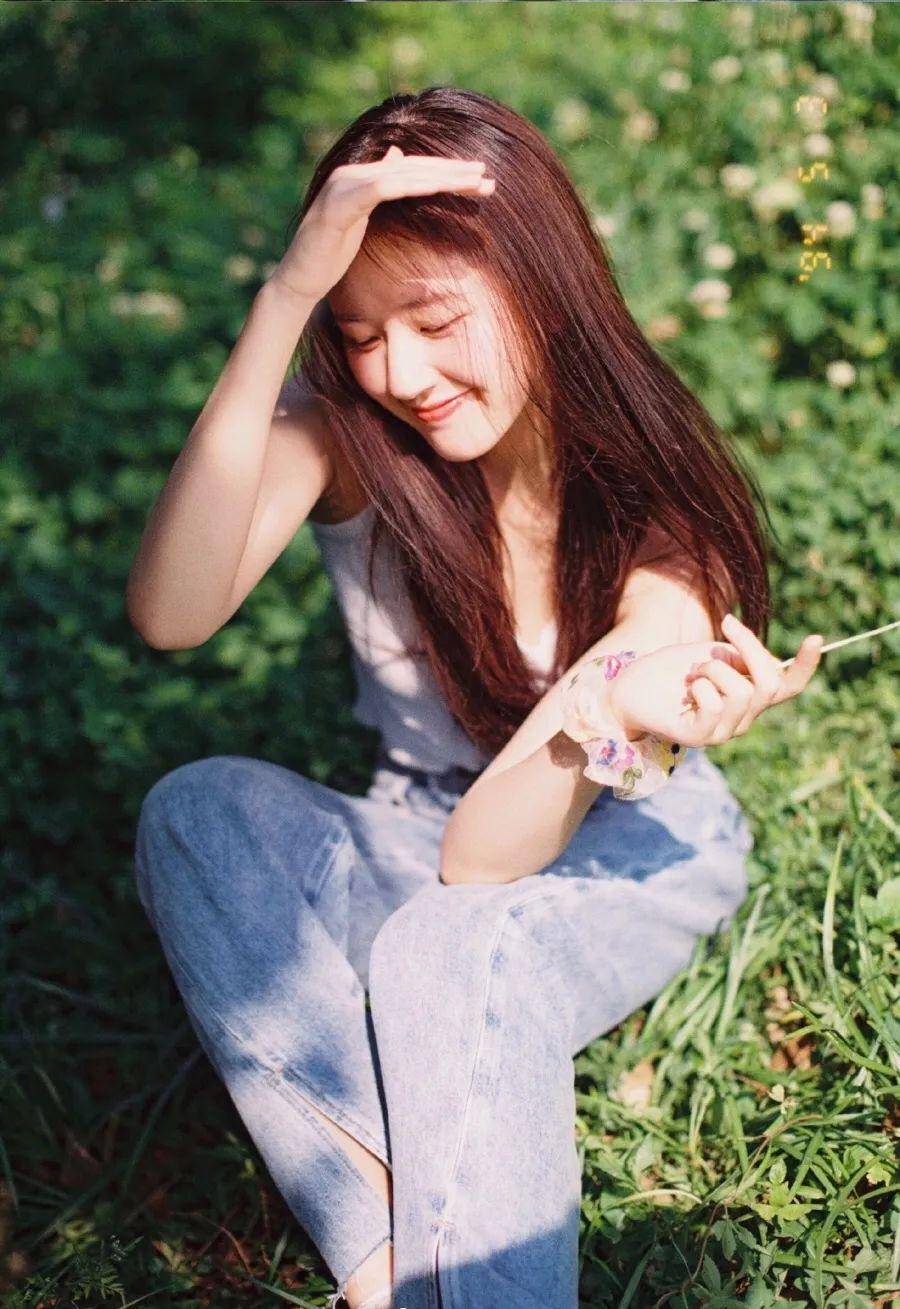 明星穿搭街拍_裘皮大衣穿搭街拍图片_街拍美女穿搭夏季牛仔裤