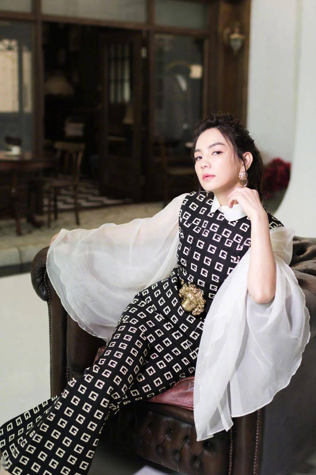 明星穿搭街拍_裘皮大衣穿搭街拍图片_街拍美女穿搭夏季牛仔裤