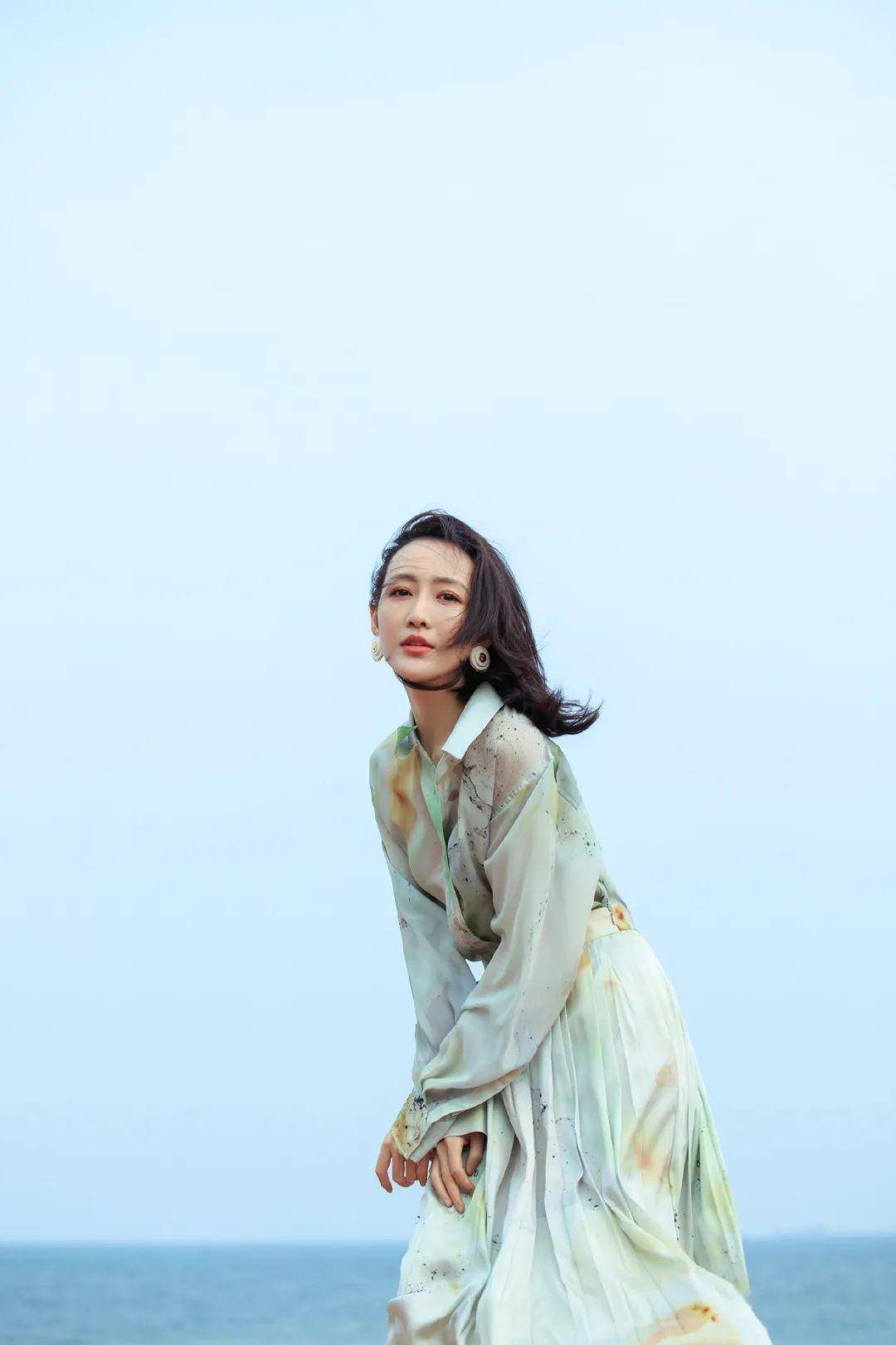 街拍美女穿搭夏季牛仔裤_裘皮大衣穿搭街拍图片_明星穿搭街拍