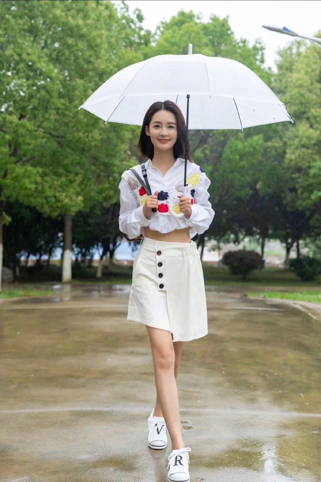 裘皮大衣穿搭街拍图片_明星穿搭街拍_街拍美女穿搭夏季牛仔裤
