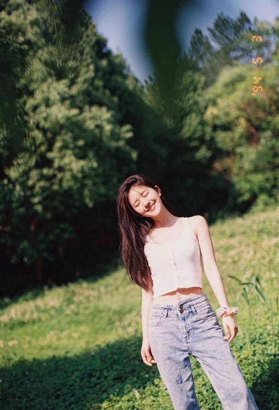 裘皮大衣穿搭街拍图片_明星穿搭街拍_街拍美女穿搭夏季牛仔裤