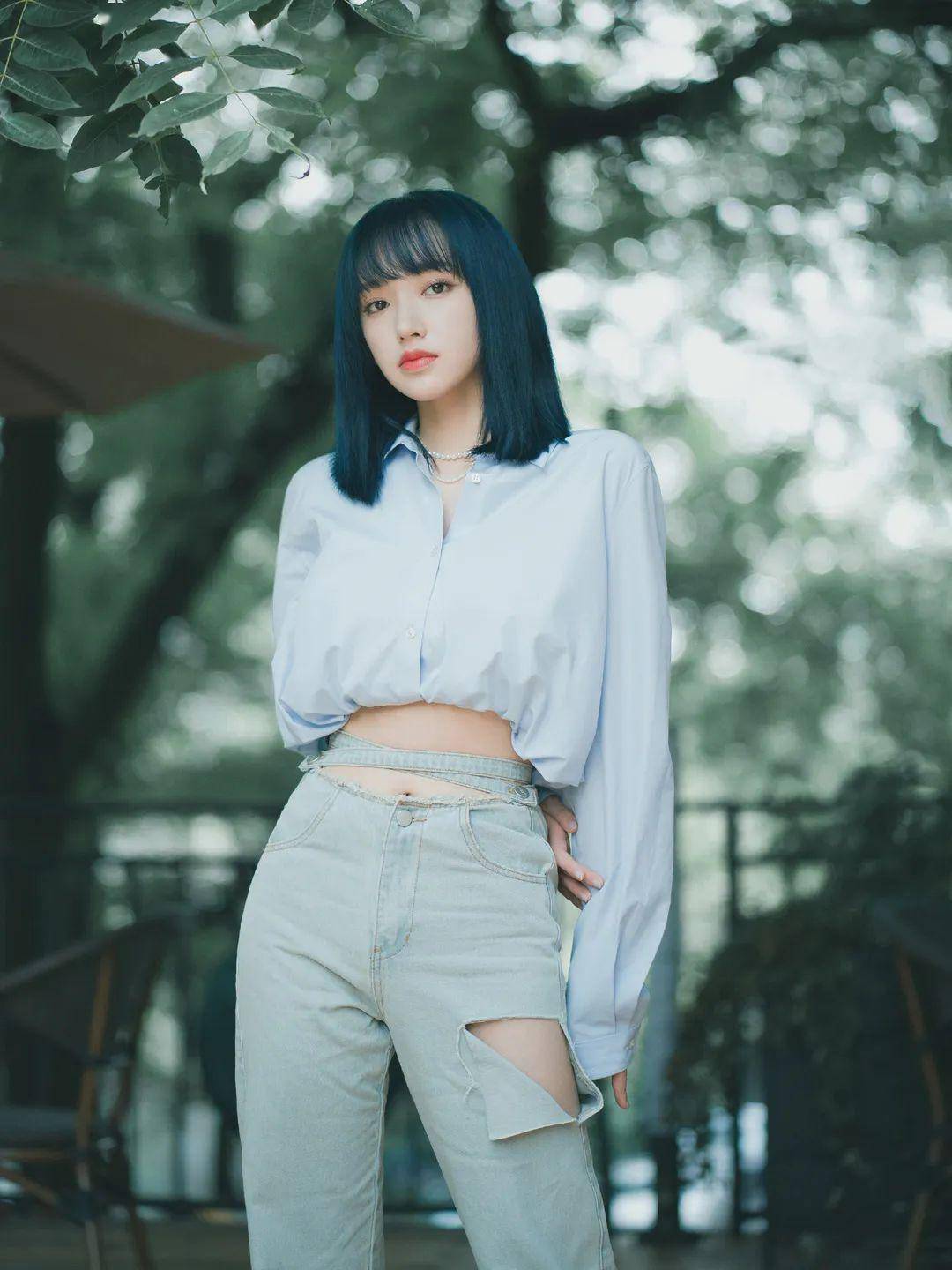 明星穿搭街拍_裘皮大衣穿搭街拍图片_街拍美女穿搭夏季牛仔裤