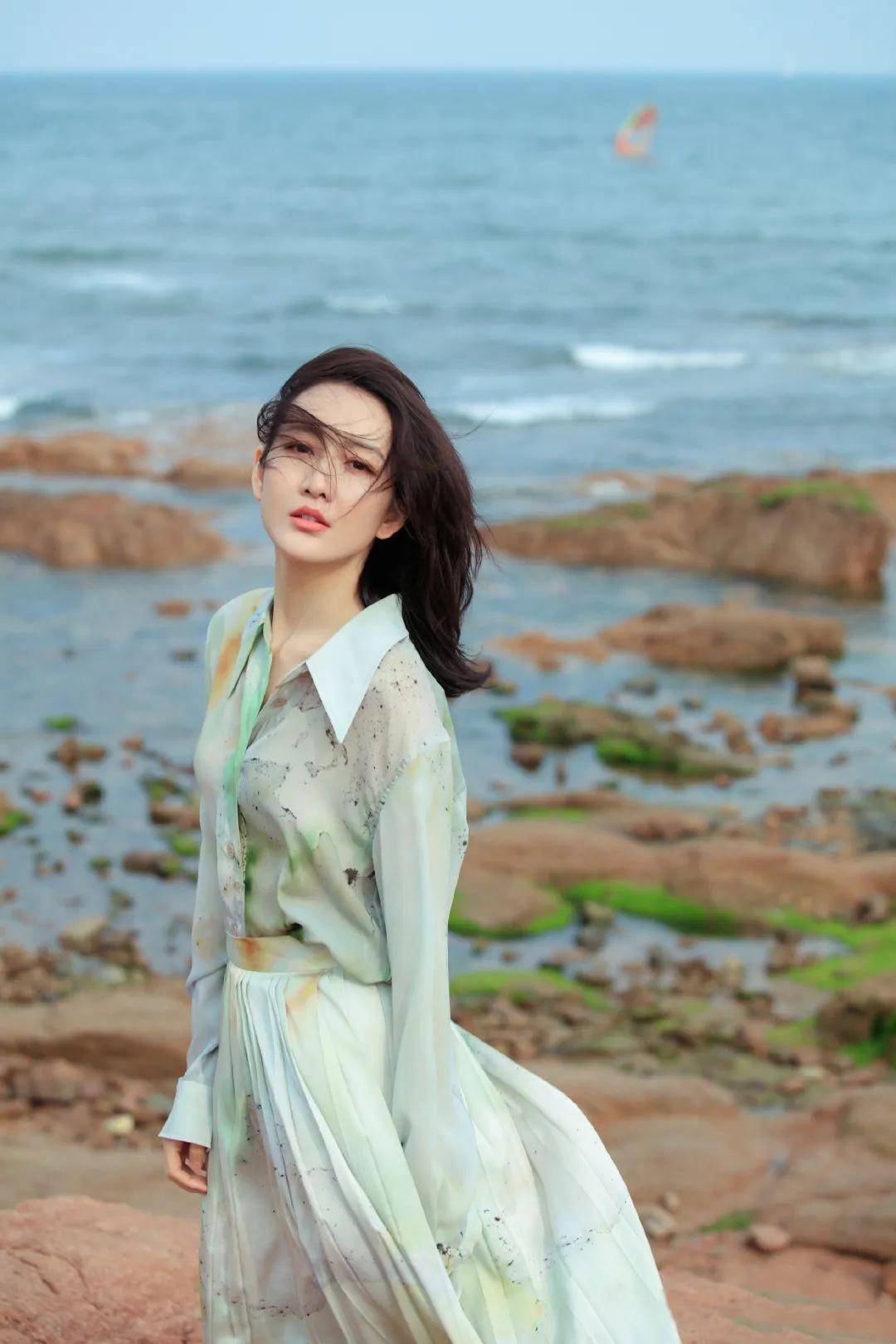 街拍美女穿搭夏季牛仔裤_明星穿搭街拍_裘皮大衣穿搭街拍图片