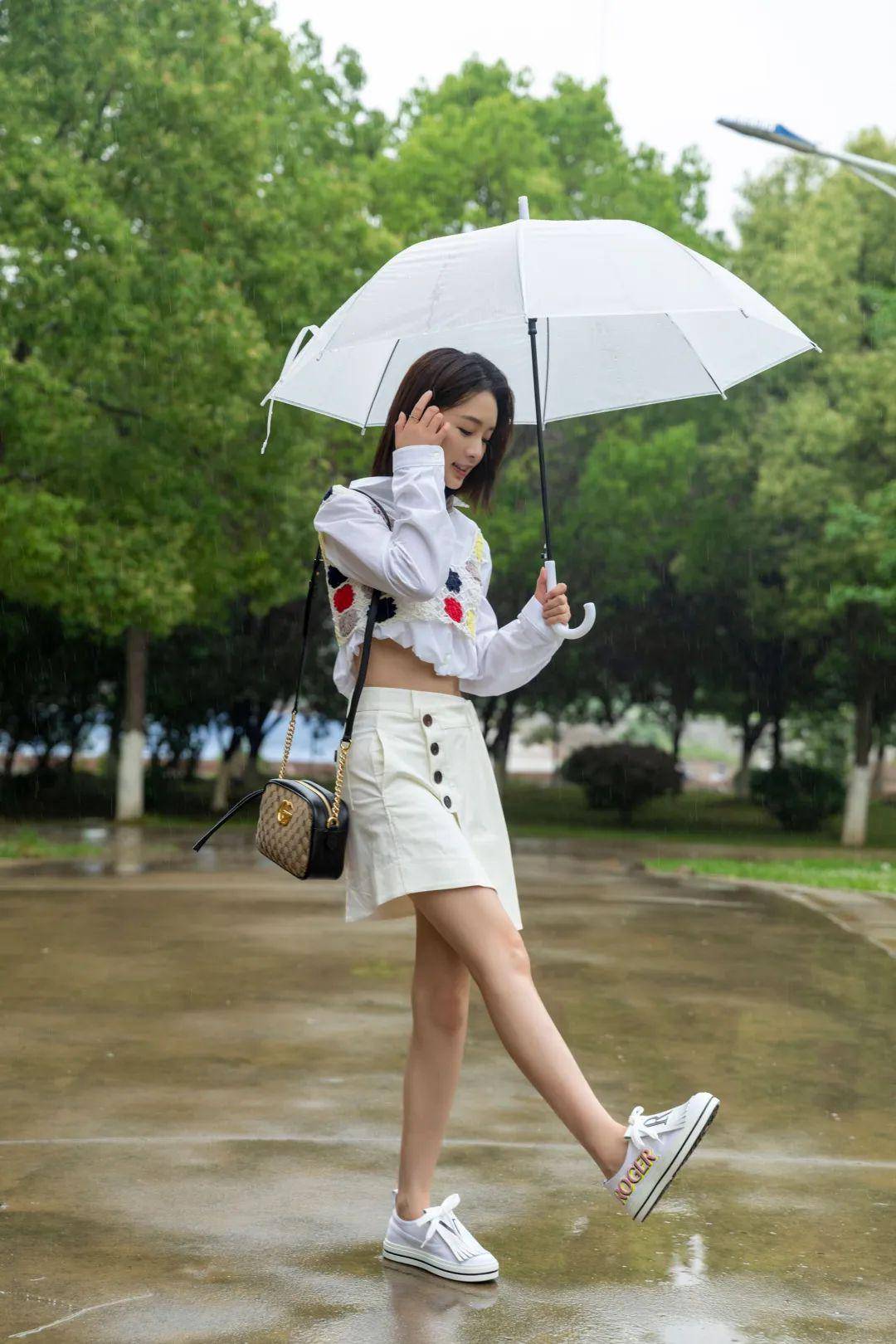 裘皮大衣穿搭街拍图片_街拍美女穿搭夏季牛仔裤_明星穿搭街拍