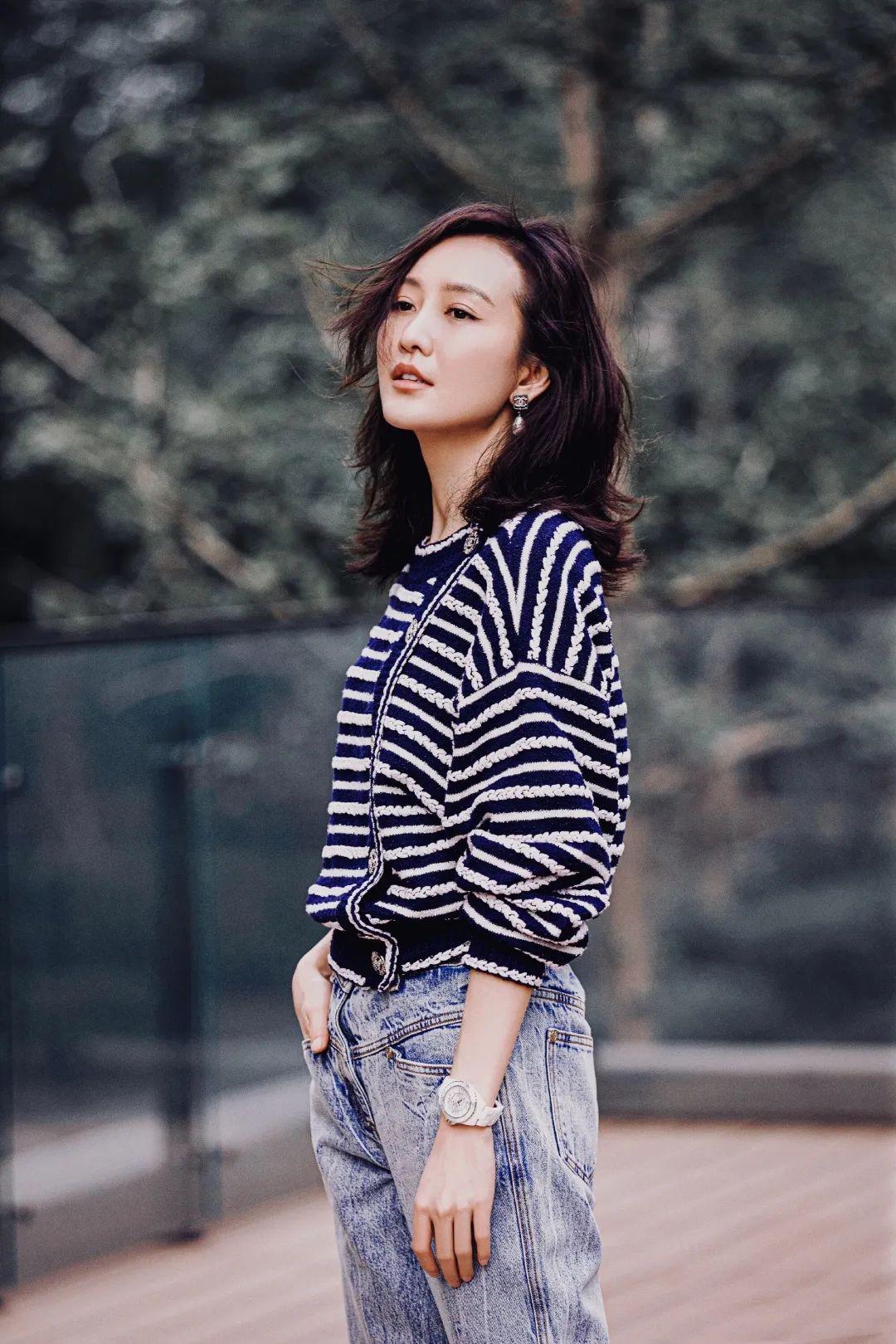 街拍美女穿搭夏季牛仔裤_明星穿搭街拍_裘皮大衣穿搭街拍图片