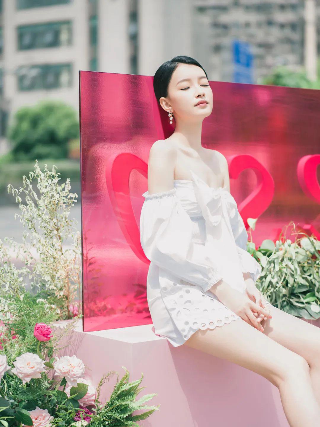 明星穿搭街拍_裘皮大衣穿搭街拍图片_街拍美女穿搭夏季牛仔裤