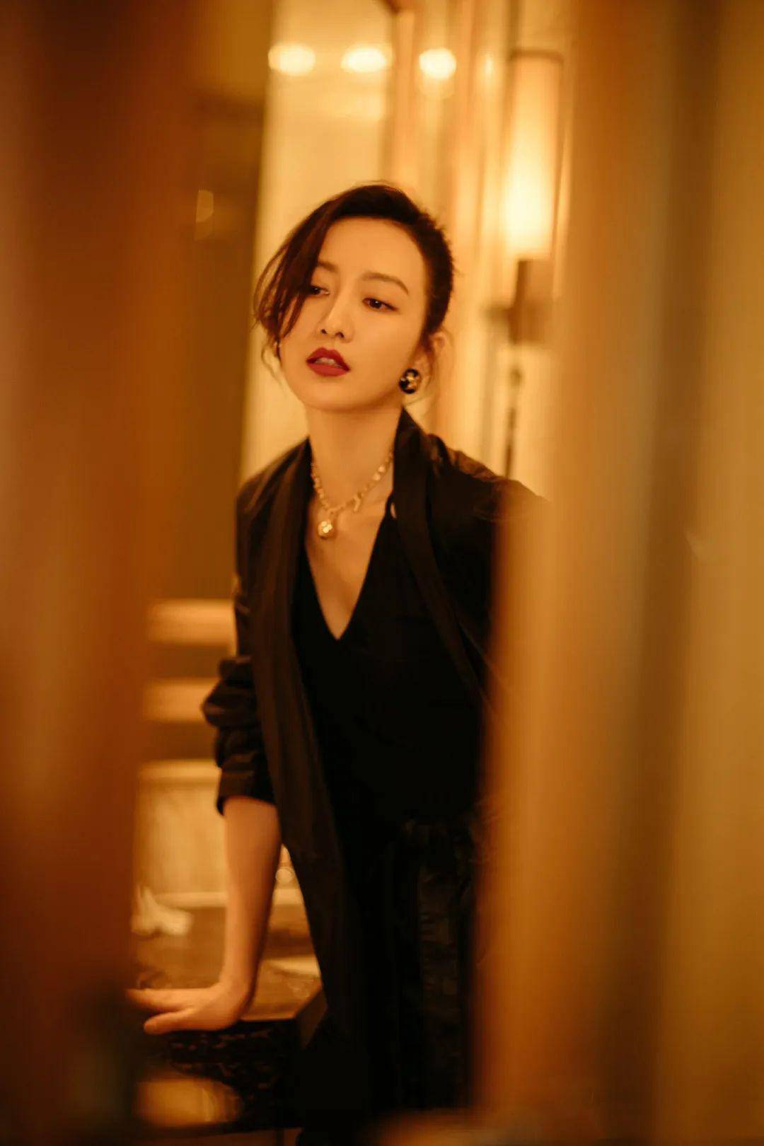 裘皮大衣穿搭街拍图片_街拍美女穿搭夏季牛仔裤_明星穿搭街拍