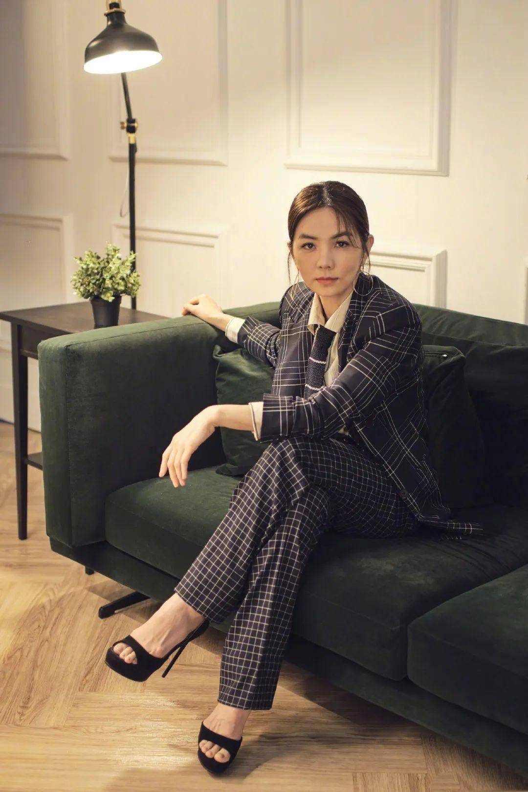 街拍美女穿搭夏季牛仔裤_裘皮大衣穿搭街拍图片_明星穿搭街拍