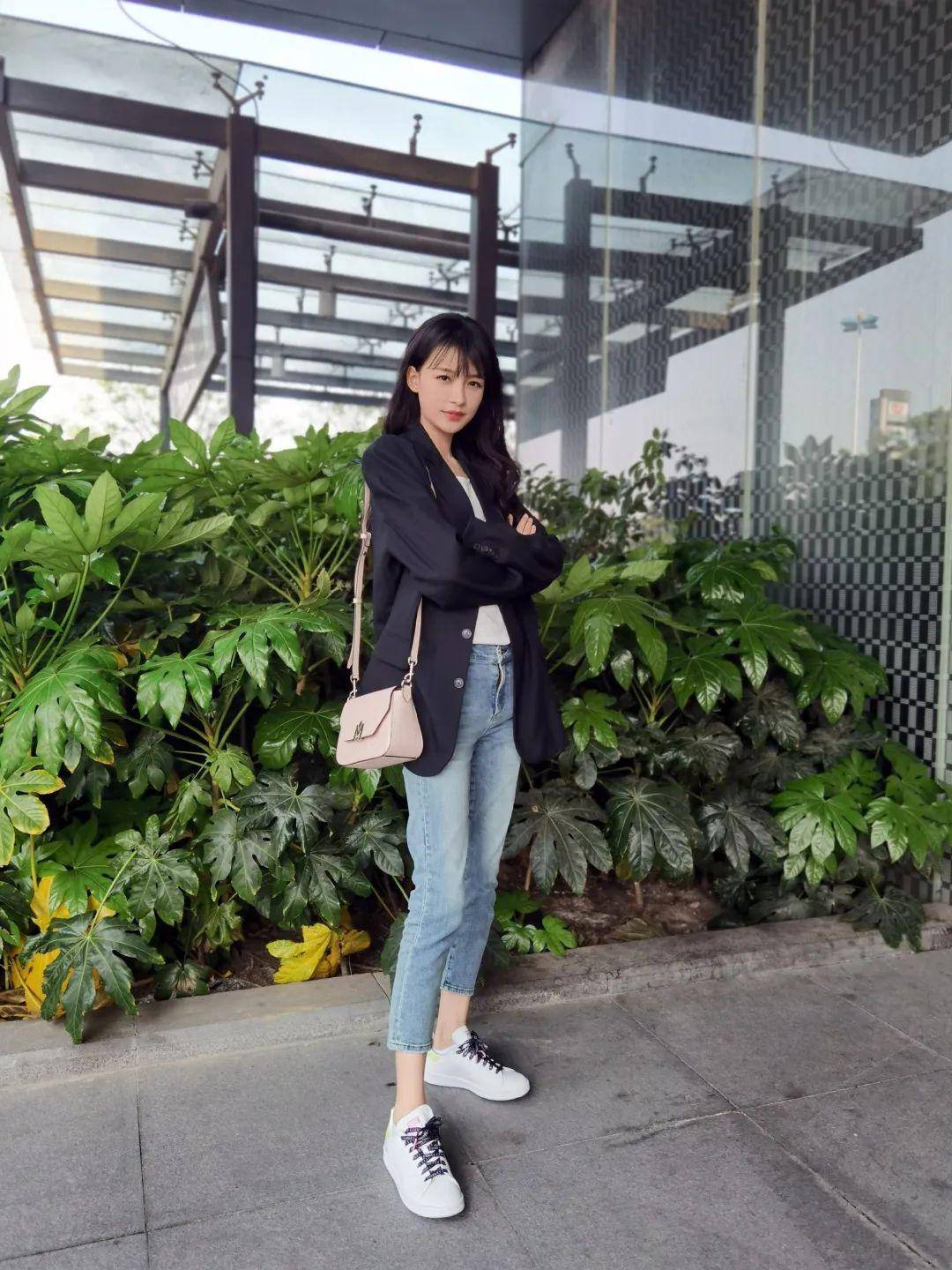 街拍美女穿搭夏季牛仔裤_裘皮大衣穿搭街拍图片_明星穿搭街拍