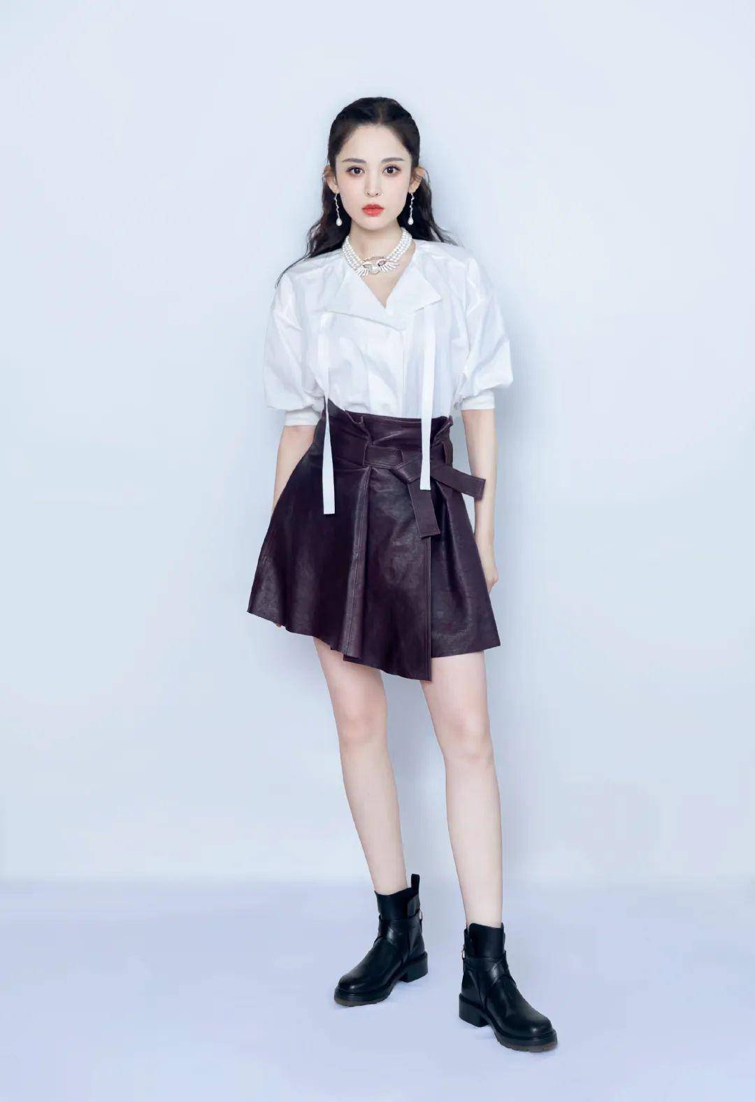 街拍美女穿搭夏季牛仔裤_明星穿搭街拍_裘皮大衣穿搭街拍图片