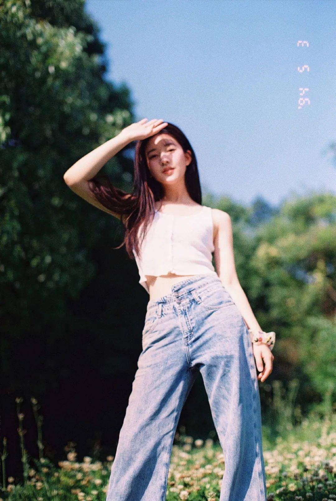 明星穿搭街拍_街拍美女穿搭夏季牛仔裤_裘皮大衣穿搭街拍图片