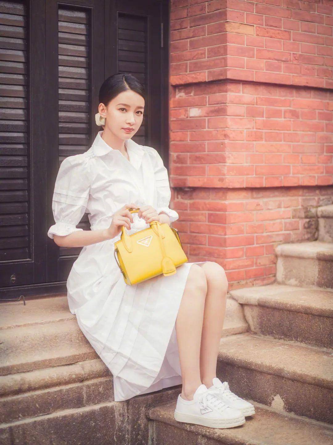 裘皮大衣穿搭街拍图片_明星穿搭街拍_街拍美女穿搭夏季牛仔裤