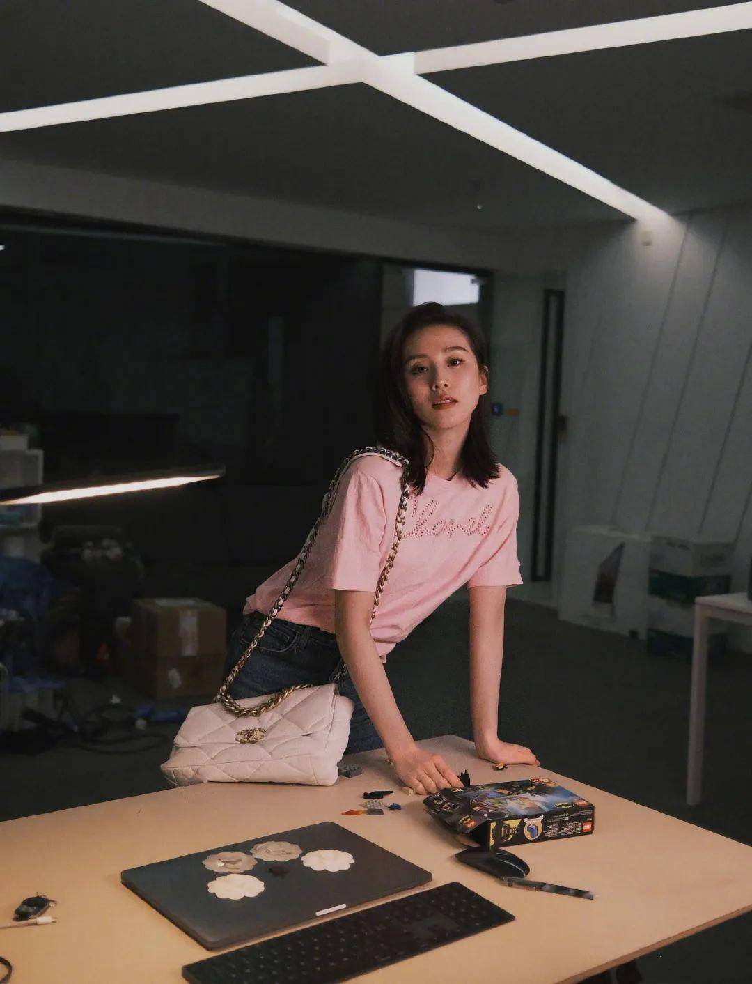 街拍美女穿搭夏季牛仔裤_明星穿搭街拍_裘皮大衣穿搭街拍图片