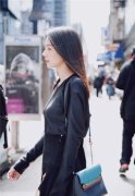 组图高圆圆信步街头回眸轻望写意最