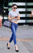 路人街拍女子穿短款纯色T恤上衣简约