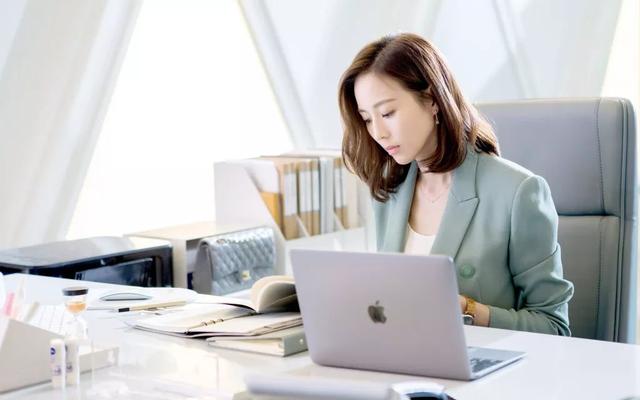 明星穿搭街拍_明星街头穿搭_街拍明星穿百褶裙搭配图片