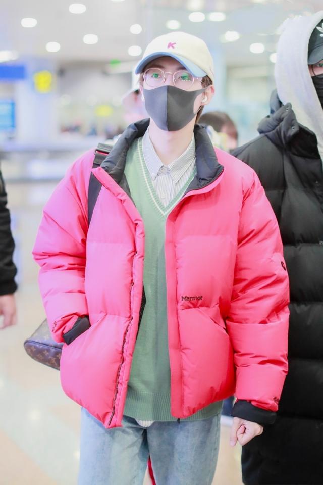 街拍明星夏季穿搭图片_街拍明星穿百褶裙搭配图片_明星穿搭街拍
