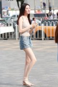 街拍街头清新亮丽的穿搭简单的色彩搭配让你美