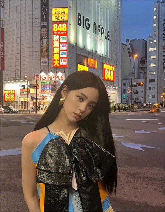 明星穿搭街拍_明星时尚街拍_街拍明星穿百褶裙搭配图片