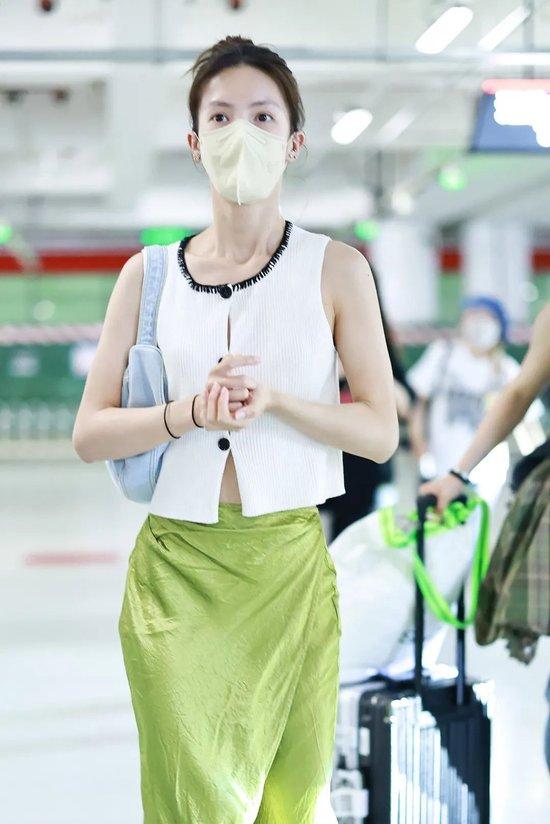 明星时尚街拍_街拍明星穿百褶裙搭配图片_明星穿搭街拍
