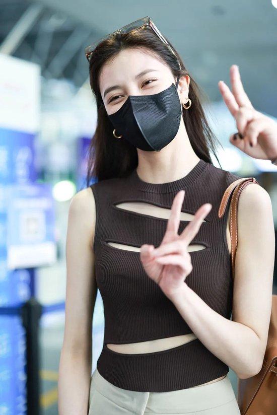 明星时尚街拍_明星穿搭街拍_街拍明星穿百褶裙搭配图片