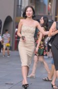 路人街拍时尚大方朱玉圆润的辣妈搭