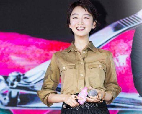 明星穿搭街拍_明星街头穿搭_街拍明星穿百褶裙搭配图片
