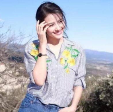 明星街头穿搭_明星穿搭街拍_街拍明星穿百褶裙搭配图片