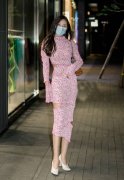 路人拍的街拍女人的灰色短裤搭配黑